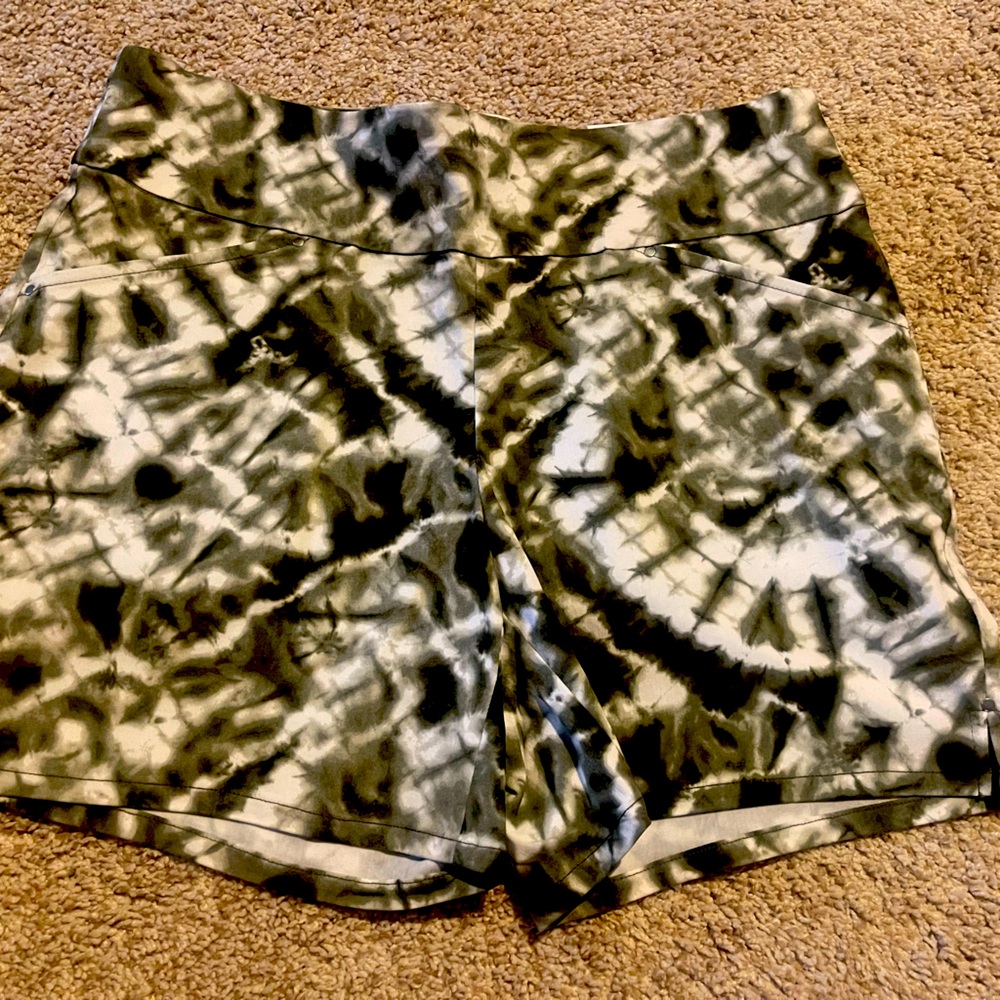 NWT mid rise camo/tye die shorts